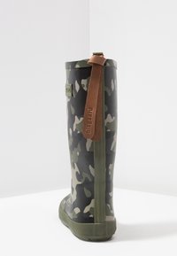 Camouflage regenlaars gemaakt van duurzaam rubber, met een bruine leren trekband en een geprofileerde zool voor grip.