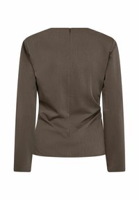 Vista trasera de un blazer marrón ajustado de manga larga con una cremallera central y ligeras arrugas cerca de la cintura.