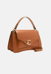 Borsa a tracolla in pelle marrone conforma strutturata, accessori in oro e un pattino frontale con un logo lettera distintivo. Include una tracolla regolabile.
