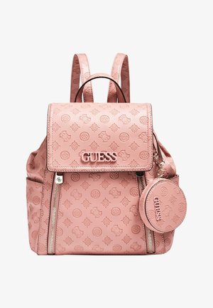 Sac à dos rose Guess avec motifs de logo embossés, rabat avant, deux fermetures éclair verticales, bretelles ajustables et une pochette ronde pour pièces attachée.