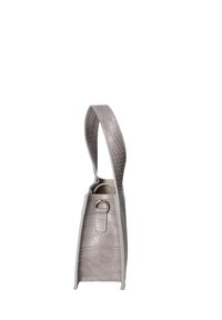 Borsa grigia con motivo coccodrillo, dalla forma strutturata, con un manico ad anello singolo e un chiusura laterale con un'accenno di metallo.