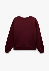 Sudadera burdeos con cuello redondo, hombros caídos, puños y dobladillo acanalados. Tejido suave y texturizado con un ajuste relajado y recortado.