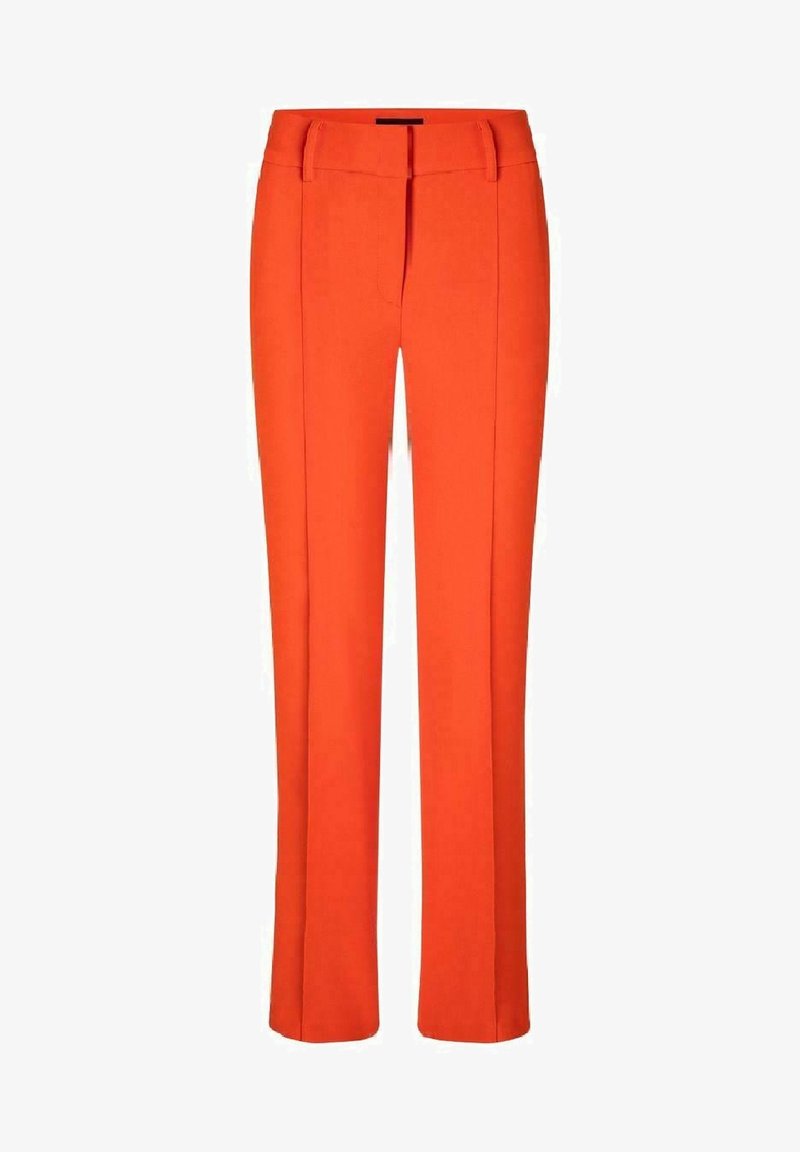 Pantalons orange ajustés avec une coupe droite, devant plat, et passants de ceinture, réalisés dans un tissu lisse adapté à un usage formel ou décontracté.