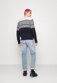 Only & Sons ONSHARM STRIPE BLOCK CREW - Camisola - dark navy