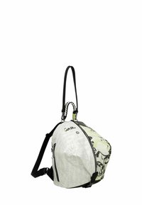 Sac à dos en tissu blanc avec accents noirs et verts, forme incurvée, fermetures éclair, et motifs avec du texte. Bretelle ajustable et détails en métal.