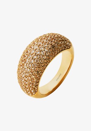 Anillo de oro con una superficie pulida, que presenta un diseño texturizado de piedras redondas y transparentes incrustadas en toda su superficie para añadir brillo y detalle.