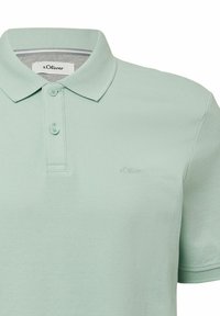 Helles mintgrünes Poloshirt aus strukturiertem Stoff, mit einer Drei-Knopf-Leiste und gesticktem Logo auf der Brust. Klassisches Kragen-Design.