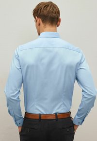 Next  SLIM FIT  niebieski