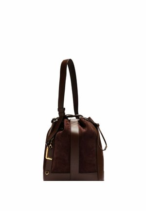 Sac seau en suède et cuir marron foncé avec une bandoulière supérieure, une fermeture à cordon et des détails en métal doré sur fond blanc.