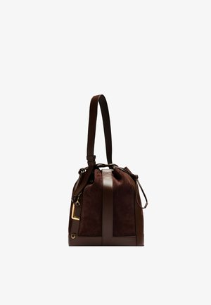 Sac seau en suède et cuir marron foncé avec une bandoulière supérieure, une fermeture à cordon et des détails en métal doré sur fond blanc.