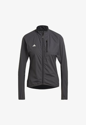 Giacca sportiva nera realizzata in materiale leggero e resistente all'acqua. Presenta un alto colletto, una tasca sul petto con zip e dettagli del logo bianco.
