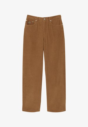 Pantaloni in velluto a coste di un caldo colore marrone, con una linea dritta, una sottile texture a coste e un logo verde sulla tasca anteriore.