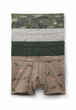 Vier Paar Jungenboxershorts gestapelt, mit Mustern einschließlich Camouflage und Dinosaurierdruck in grünen, grauen und braunen Tönen.