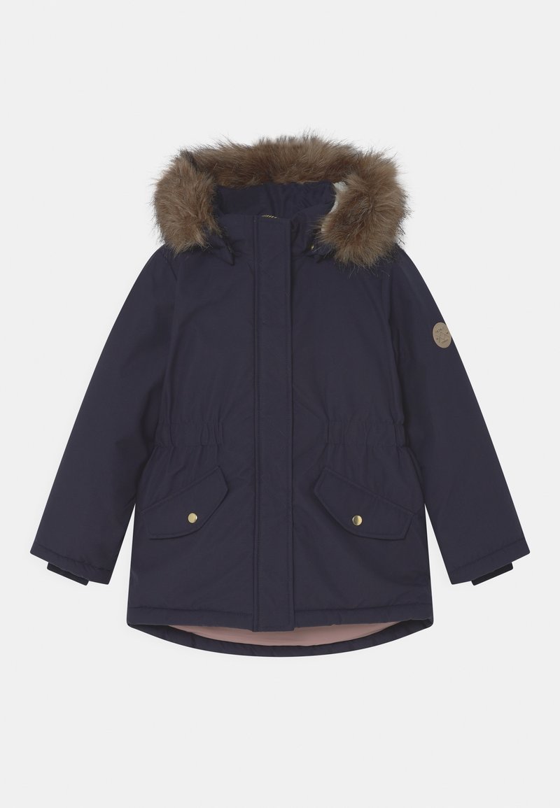 Parka isolante bleu marine avec capuche doublée de fausse fourrure, taille élastiquée, deux poches avant et boutons-pression dorés.