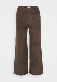 Bruine corduroy wijde broek met ribbeltextuur, vijf zakken en een knoopsluiting aan de voorkant. Bevat een label op de tailleband.