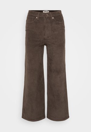 Pantalons larges en velours côtelé marron avec une texture en côtes, cinq poches et une fermeture à bouton à l'avant. Présente une étiquette au niveau de la taille.
