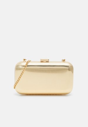 Rechthoekige gouden metallic clutch bag met een ribbelstructuur en een gouden kettingriem, tegen een plain witte achtergrond.