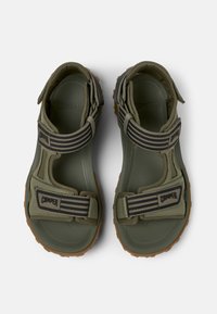 Gröna syntetiska sandaler med justerbara remmar, texturerade sulor och gummiyttersulor. Har logotyp och randiga accenter.