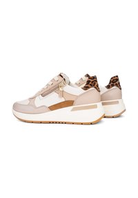 Baskets en cuir beige clair et blanc avec des accents en daim. Présentent un imprimé léopard sur le talon, une fermeture éclair sur le côté et une épaisse semelle blanche.