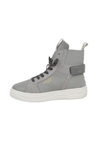 Grijze mid-top sneaker met een bovenwerk van leer en stof, uitgerust met een gewatteerde kraag, vetersluiting en een witte rubberen zool, met zichtbare textuuraccenten.