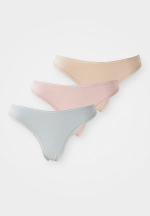 Drei Paare Damenunterwäsche in Pink, Pfirsich und Hellblau. Jedes hat eine Spitzenborte und einen markierten Bund mit "TOMMY HILFIGER."