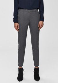 Grå skräddarsydda byxor med slim fit, som har ett slätt tyg, sidofickor och en flat frontdesign. Ingår med svarta ankelstövlar.