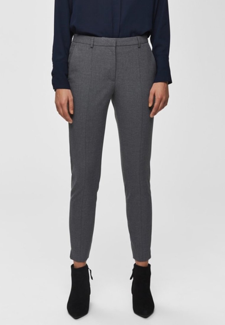 Grå skräddarsydda byxor med slim fit, som har ett slätt tyg, sidofickor och en flat frontdesign. Ingår med svarta ankelstövlar.