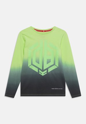 Langärmliges Shirt mit neongrün-schwarzem Farbverlauf und geometrischem "DB"-Logo mittig vorne, mit kleinem weißem Text nahe dem Saum.