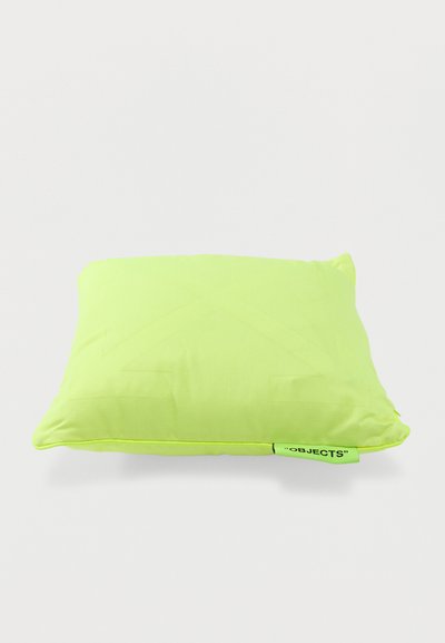 Φωτεινό κίτρινο-πράσινο ορθογώνιο μαξιλάρι με στρογγυλεμένες άκρες και μικρή υφασμάτινη ετικέτα με την επιγραφή "OBJECTS" σε λευκό φόντο.