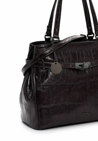 Tumši brūna ādas soma ar krokodila tekstūru, divām plecu siksnām, priekšpuses sprādzes aizdari un apaļu metāla zīmola izgriezumu, kas karājas no siksnas.