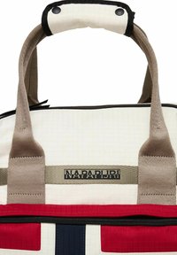 Borsa beige, rossa e blu marina con manici color beige e cerniera nera, caratterizzata da un'etichetta di tessuto centrale con il nome del marchio "NAPAPIJRI".
