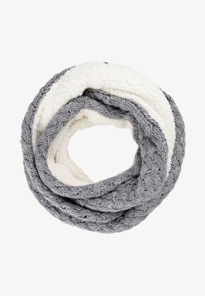 Écharpe infinity tricotée grise et blanche avec un intérieur doux et duveteux, roulée en forme circulaire sur un fond blanc.