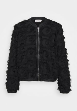 Czarna bomberka z fakturowanego materiału z wypukłymi okrągłymi wzorami, zapinana na przedni suwak, z długimi rękawami i elastycznymi mankietami.