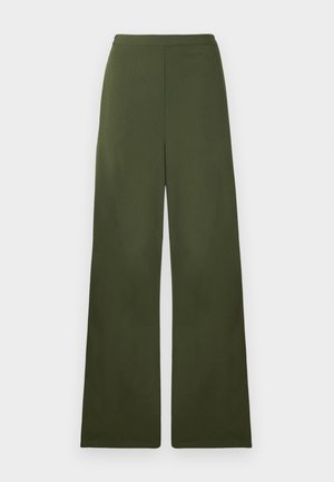 Olijfgroene wijde broek met een gladde textuur en een aansluitende taille. Geen zichtbare zakken of details, gemaakt van een lichtgewicht materiaal.