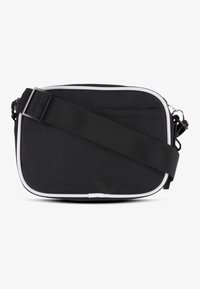Borsa a spalla in tessuto nero con piping bianco, tracolla regolabile, forma rettangolare e chiusura a zip, con una superficie tessurizzata.