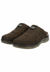 Braune Clogs mit rutschfester Sohle und strukturiertem Leder-Obermaterial, elastischen Seiteneinsätzen und einer gepolsterten Sohle mit Wellenmuster.
