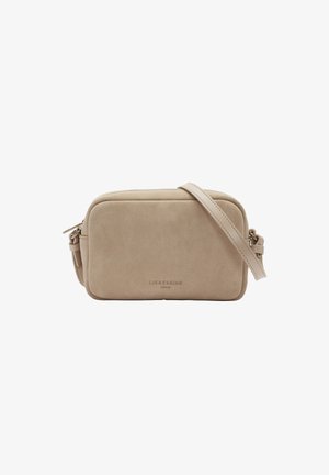 Sac bandoulière en suede beige de forme rectangulaire, texture lisse, fermeture éclair et bandoulière réglable. Logo de la marque en relief à l'avant.