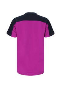 Kortärmad atletisk t-shirt med en rosa kropp och svarta axelpaneler, slät textur och rund halsringning. Inga uppenbara mönster.