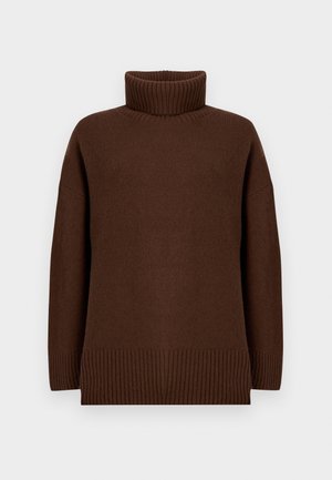 Smeđi pleteni džemper s visokim rebrastim rolkom, opuštenog kroja i rebrastim rubom. Meka tekstura, dugi rukavi i preveliki silueta.