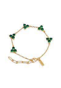 Pulsera de cadena de oro con cinco piedras preciosas verdes redondas engastadas en garras de oro, con un broche tipo langosta y una pequeña etiqueta adjunta.