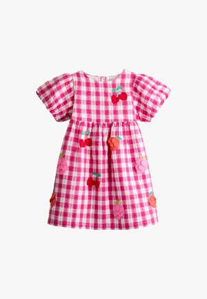 Rochie în carouri roz cu mâneci scurte bufante, decorată cu căpșuni brodate și aplicații florale în roșu, roz și portocaliu.