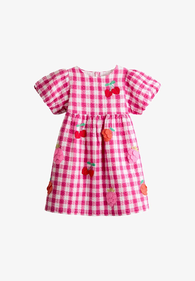 Rosa Vichy-Kleid mit kurzen Puffärmeln, verziert mit bestickten Erdbeeren und Blumenapplikationen in Rot, Rosa und Orange.