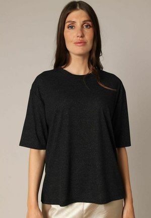Zwarte top met korte mouwen en een ronde hals. Gemaakt van gestructureerde stof met een subtiele glans. Loose fit met verlaagde schouders.