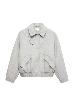 Chaqueta corta de mezcla de lana gris con cuello con solapa, cierre de broches, bolsillos laterales y bajo elástico. Textura suave.