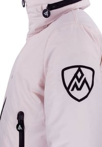 Doudoune rose clair avec un col montant, fermeture éclair noire et logo noir brodé sur la manche gauche. Texture lisse et design épuré.