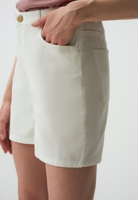 Jimmy Key HIGH WAIST - Short en jean - ecru