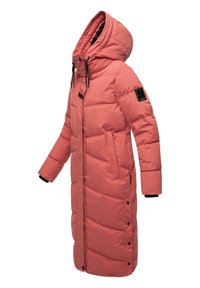 Roze lange pufferjas met een capuchon, elastische trekkoorden, gewatteerde textuur, zijzakken en zwarte accenten op de manchetten en het borstgebied.