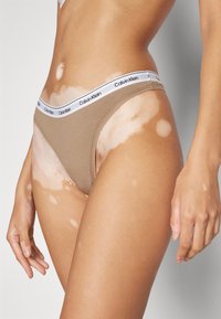Calvin Klein Underwear THONG MODERN LOGO 3 PACK  - Stringit - black/grey heather/café fun