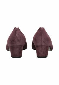 Zapatos de bloques de tacón de ante morado con un diseño de punta afilada, con una textura suave y un tacón bajo y resistente.