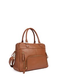 Borsa a mano in pelle marrone con manici doppi, scomparto principale con zip, tasca frontale e accessori in tono oro. Finitura testurizzata con cuciture visibili.